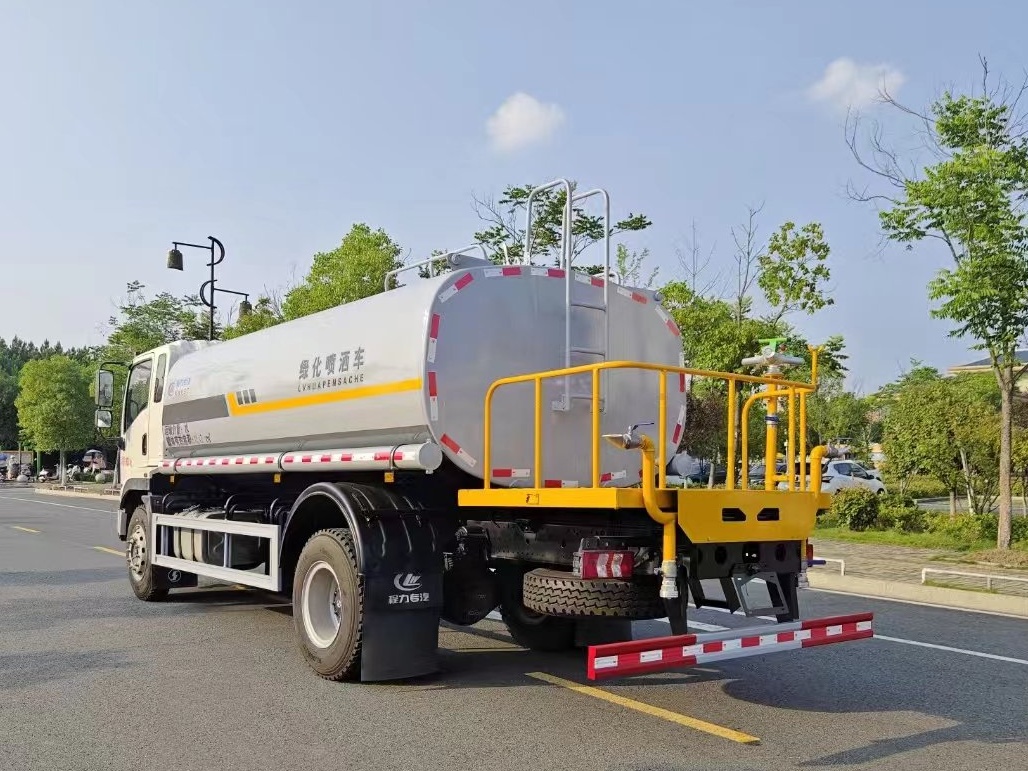 15-Cubic-Meter Sprinkler Truck 2