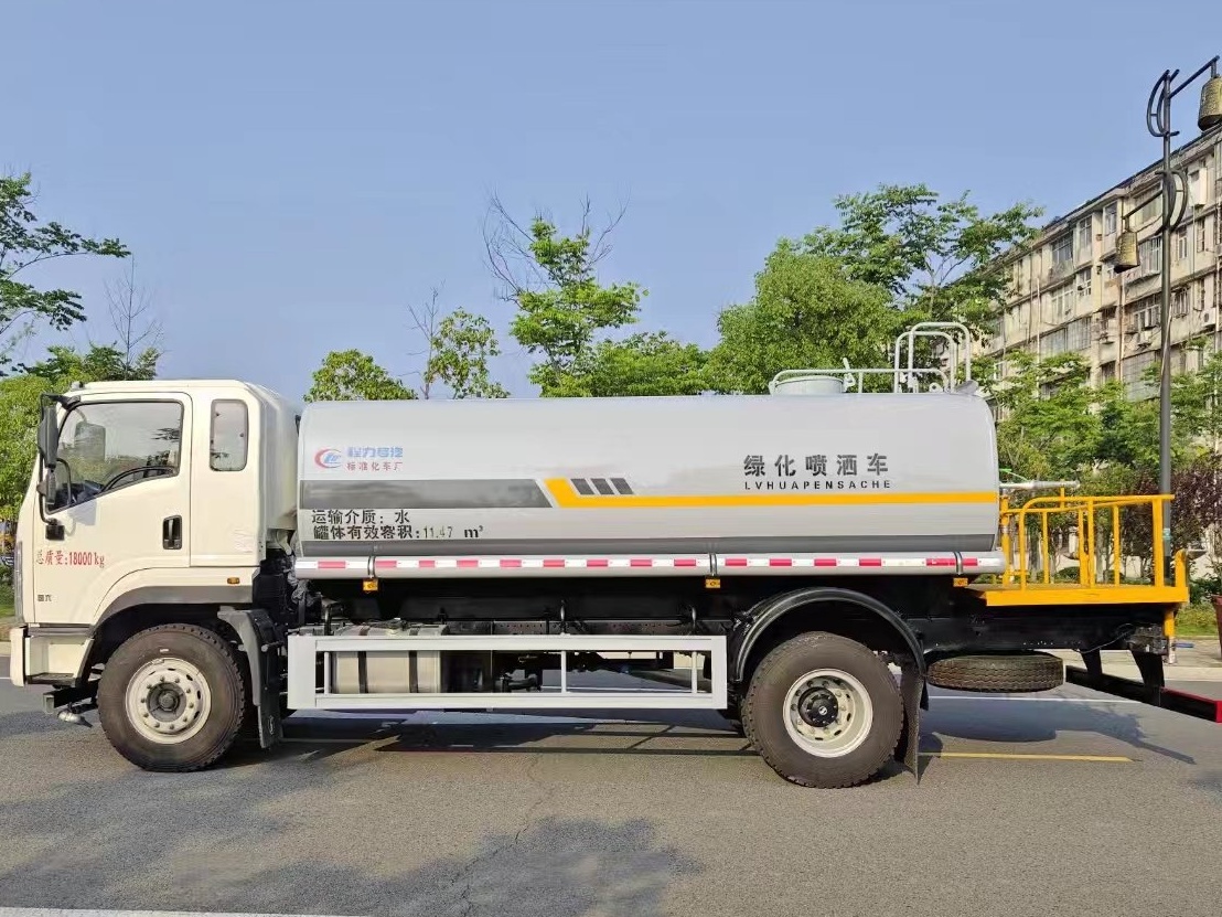 15-Cubic-Meter Sprinkler Truck 3