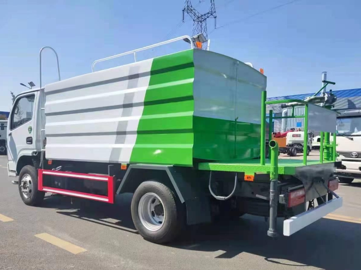 5-7-Cubic-Meter Sprinkler Truck 3