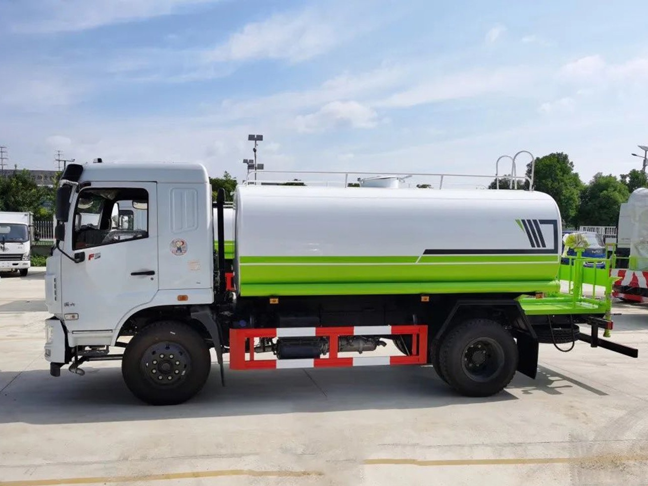 12-Cubic-Meter Sprinkler Truck 2