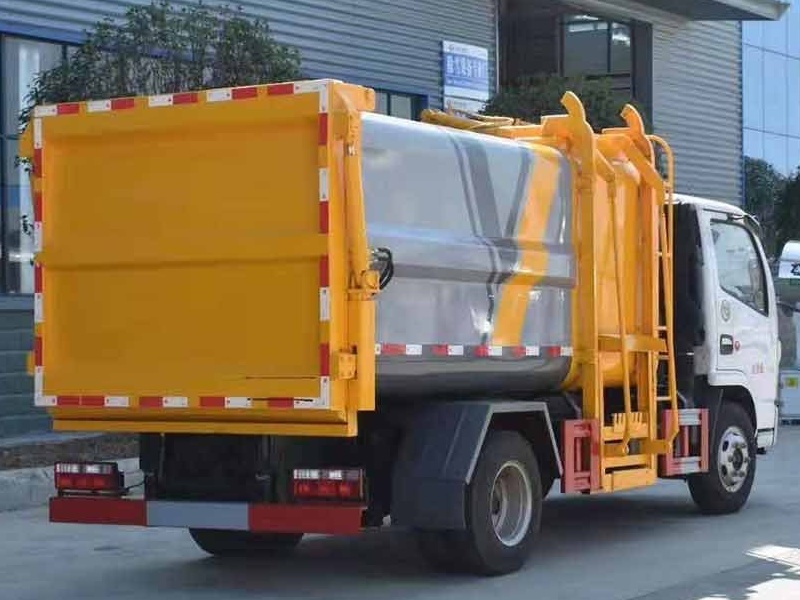 Side-Loading Refuse Truck 4
