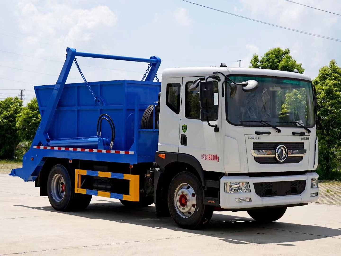 Swing-Arm Garbage Truck