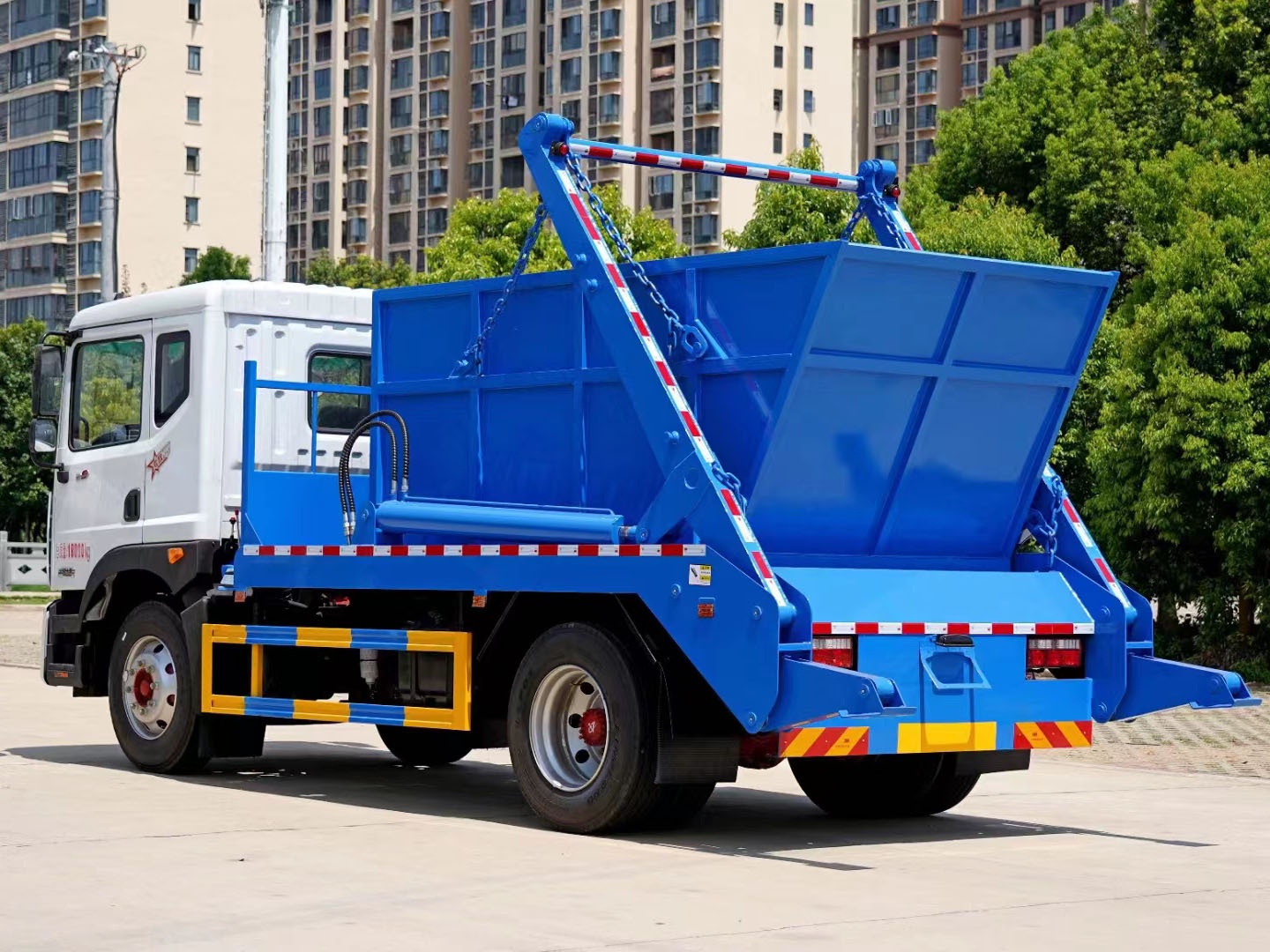 Swing-Arm Garbage Truck 2