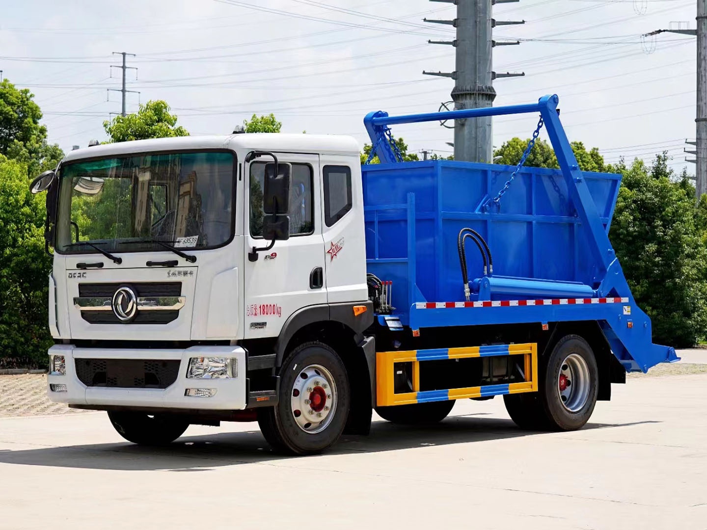 Swing-Arm Garbage Truck 3