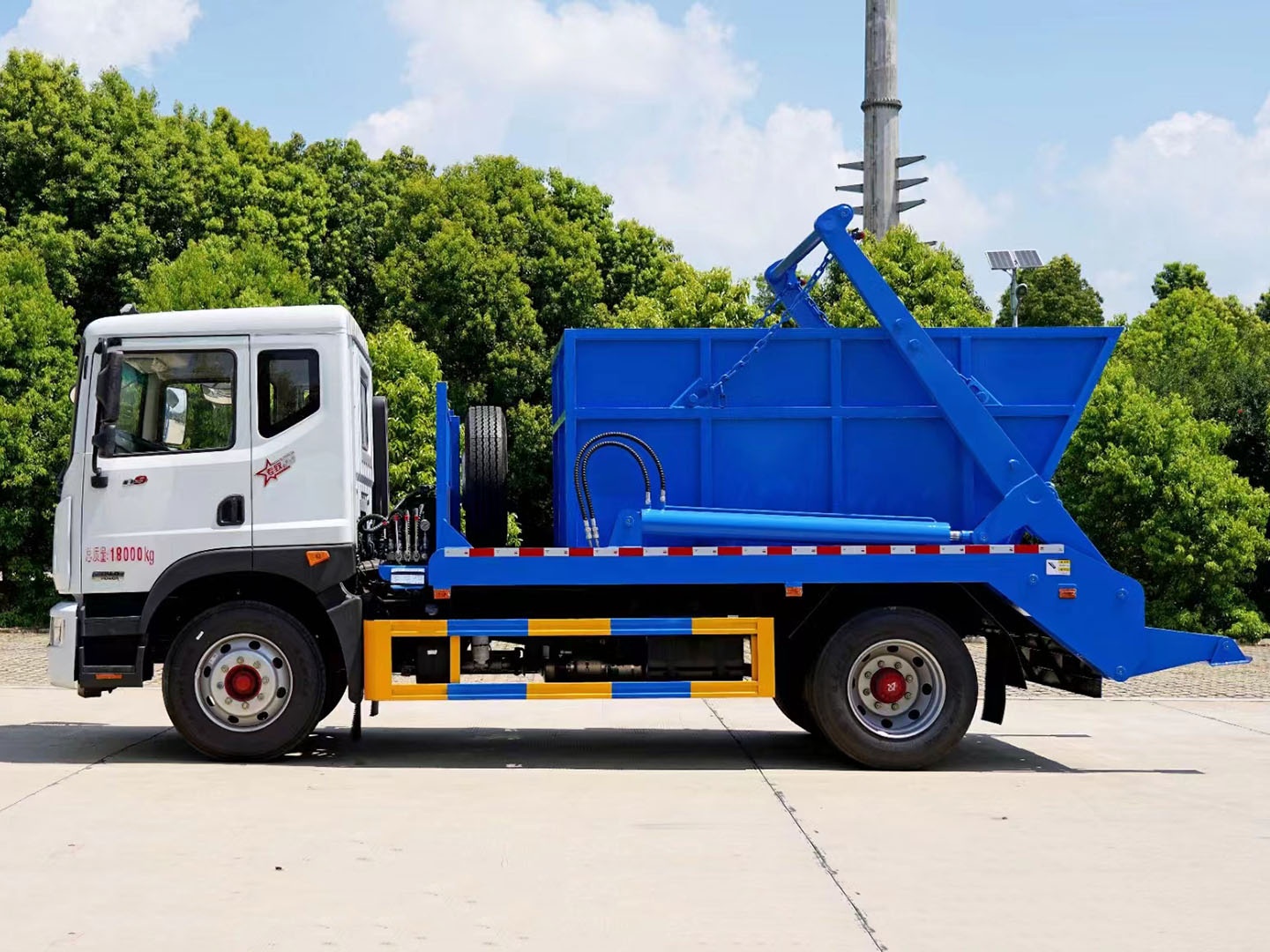 Swing-Arm Garbage Truck 4