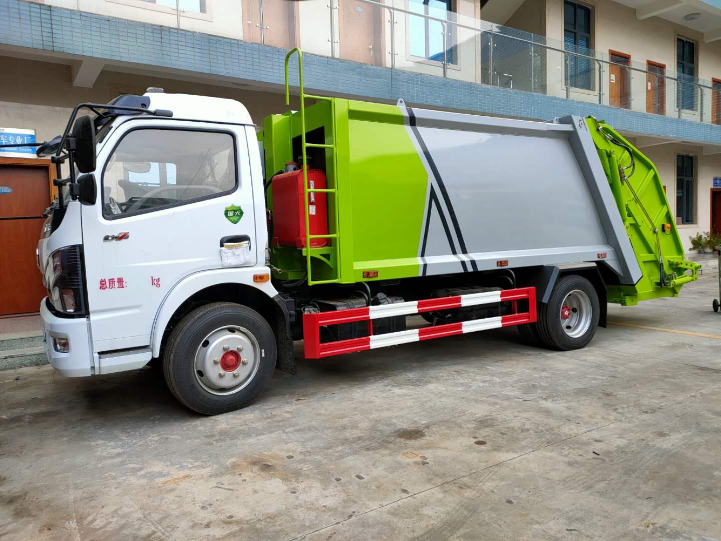 Rear-Loading Compactor Garbage Truck