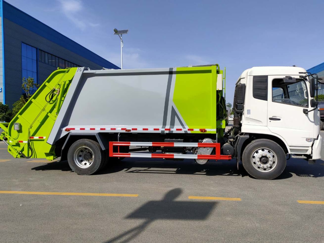 Rear-Loading Compactor Garbage Truck 2