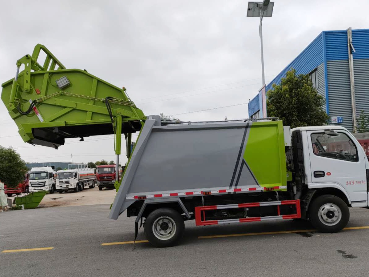 Rear-Loading Compactor Garbage Truck 3