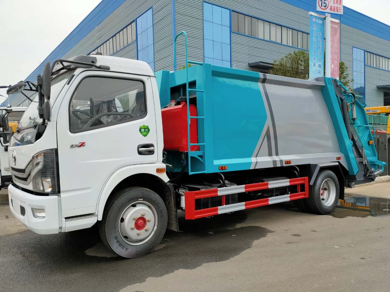 Rear-Loading Compactor Garbage Truck 4