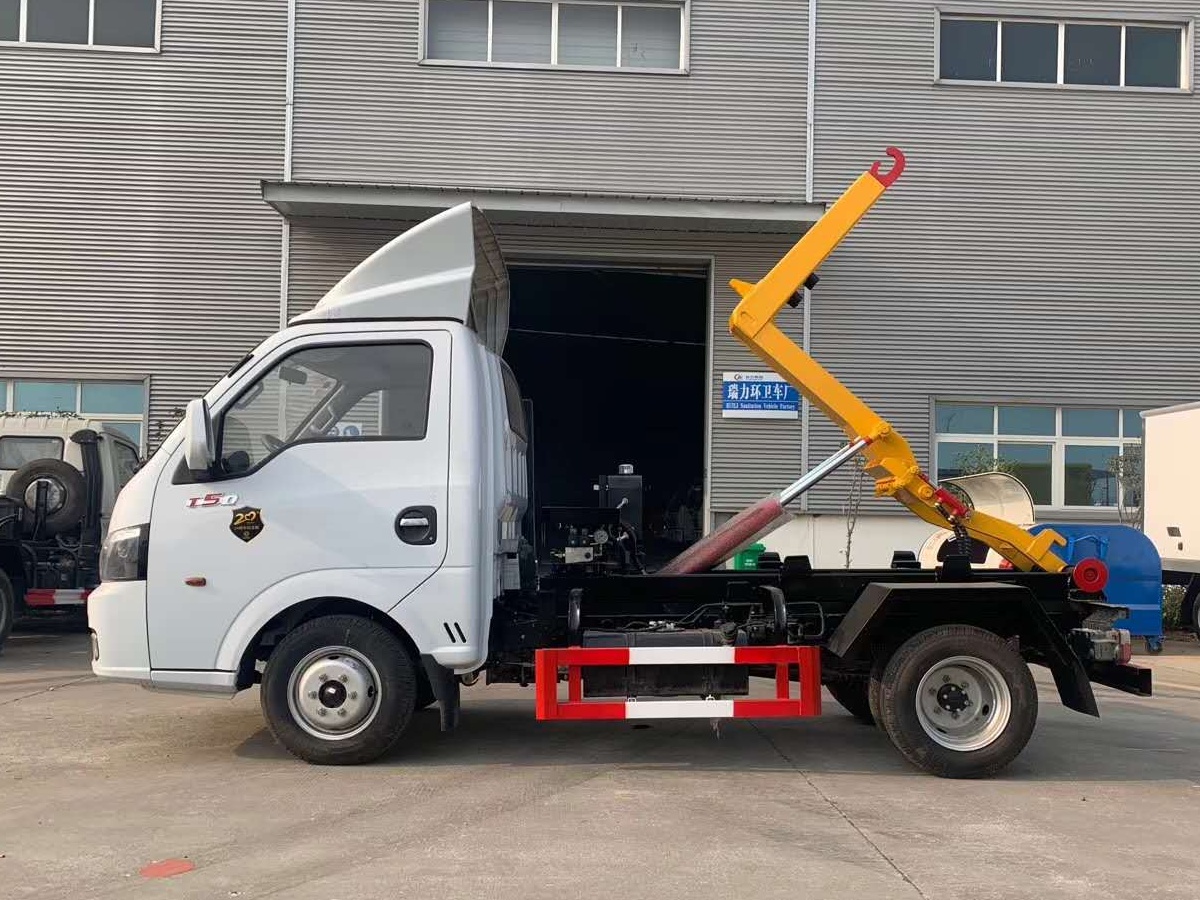Small Hook-Arm Garbage Truck 3
