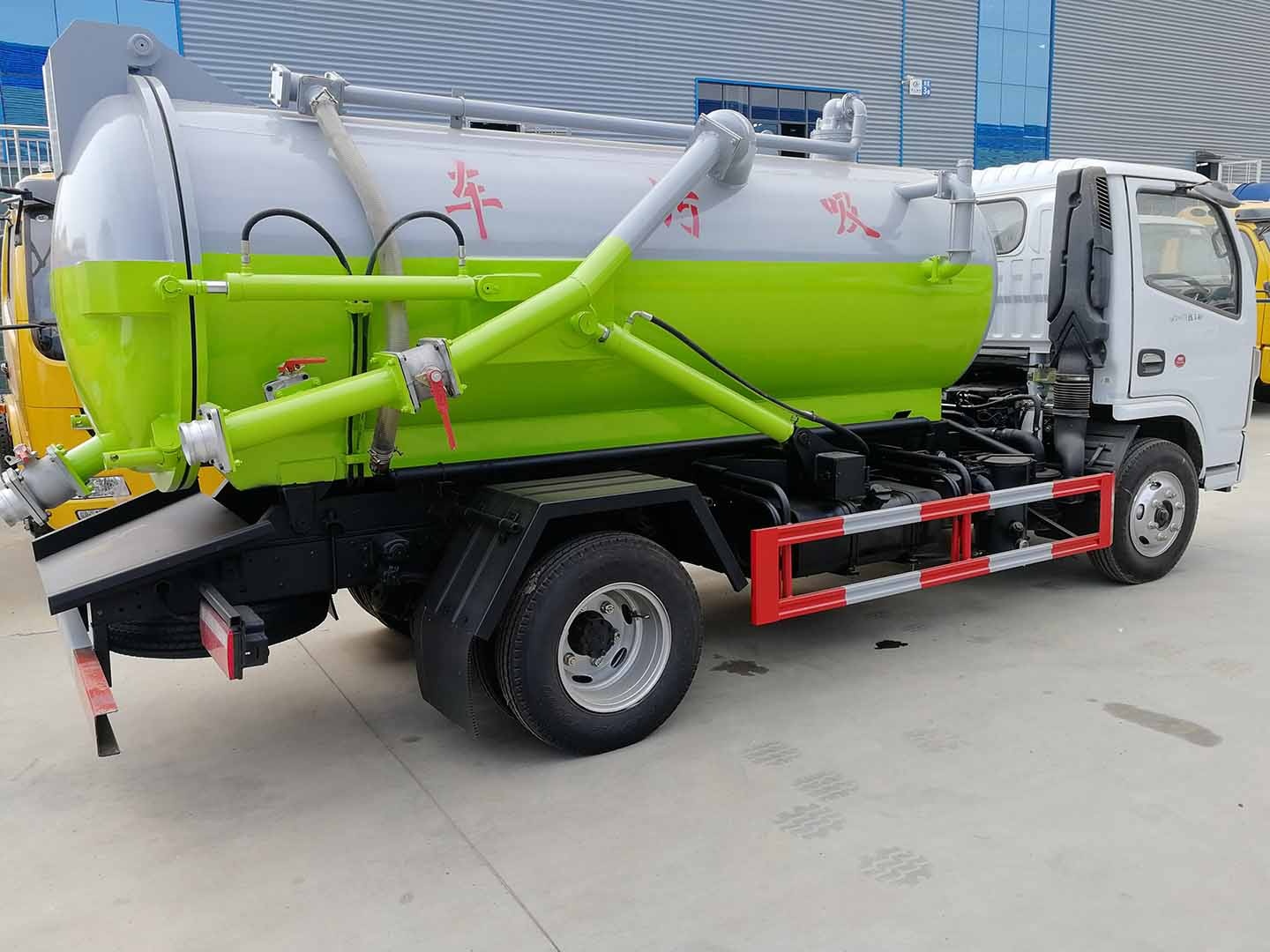 XW-01 Cylindrical Tank Sewage Suction Truck 2