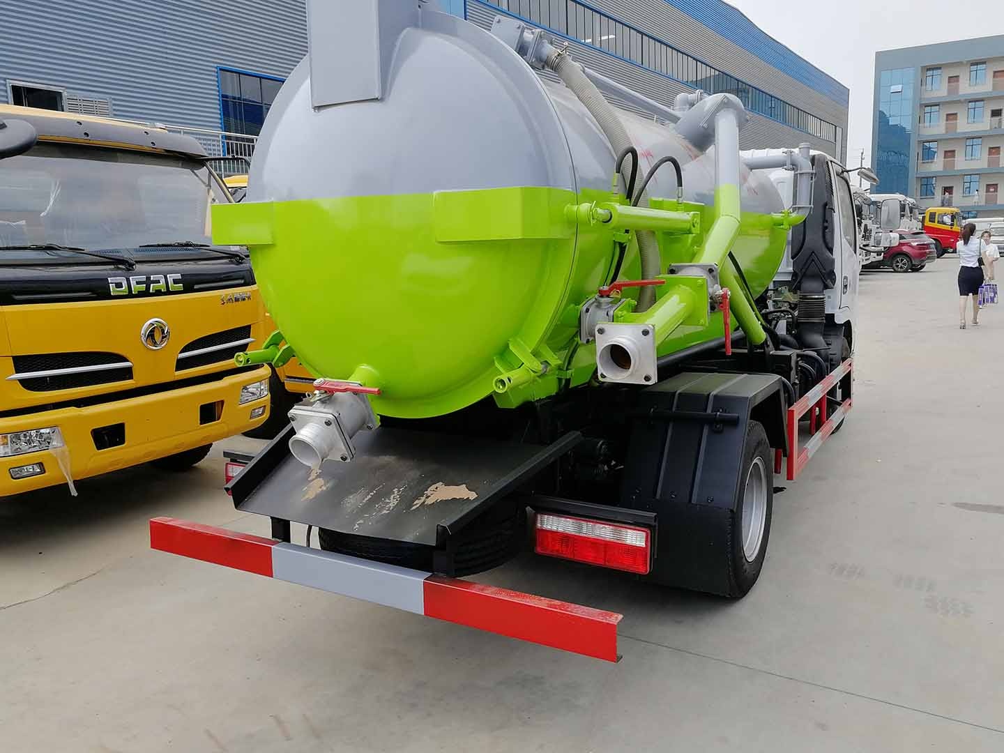 XW-01 Cylindrical Tank Sewage Suction Truck 3
