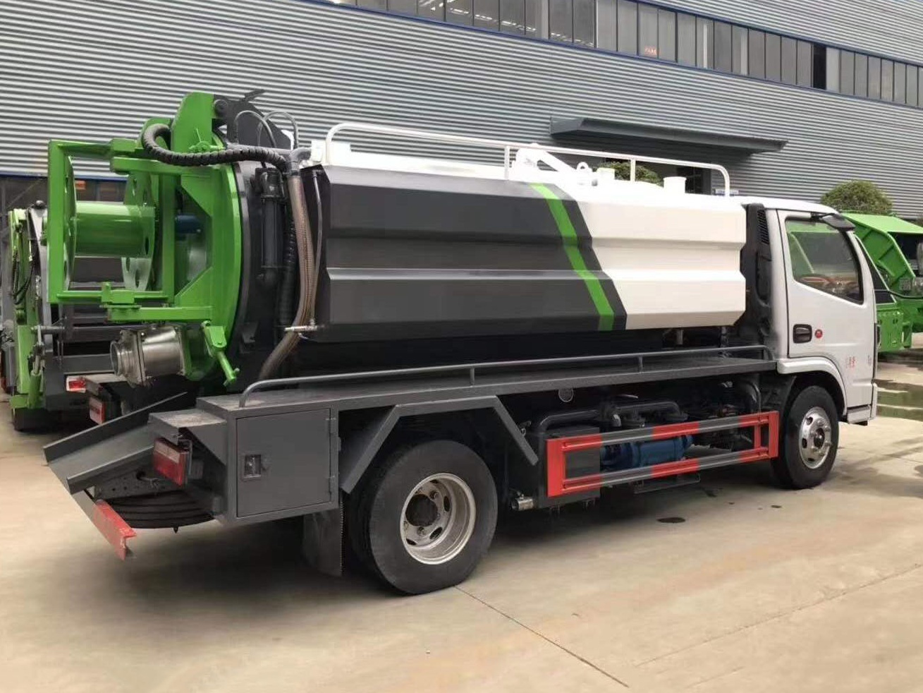 XW-02 Square Tank Sewage Suction Truck 3