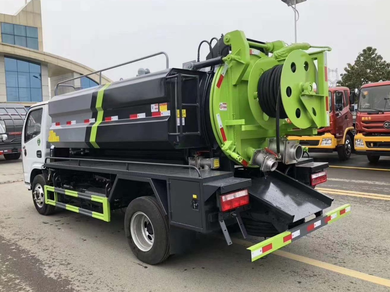 XW-02 Square Tank Sewage Suction Truck 4