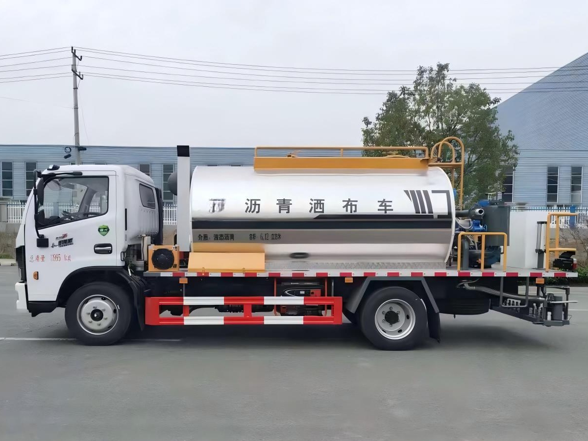 7-Cubic-Meter Asphalt distributor truck 3