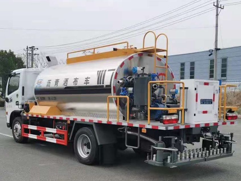 7-Cubic-Meter Asphalt distributor truck 4