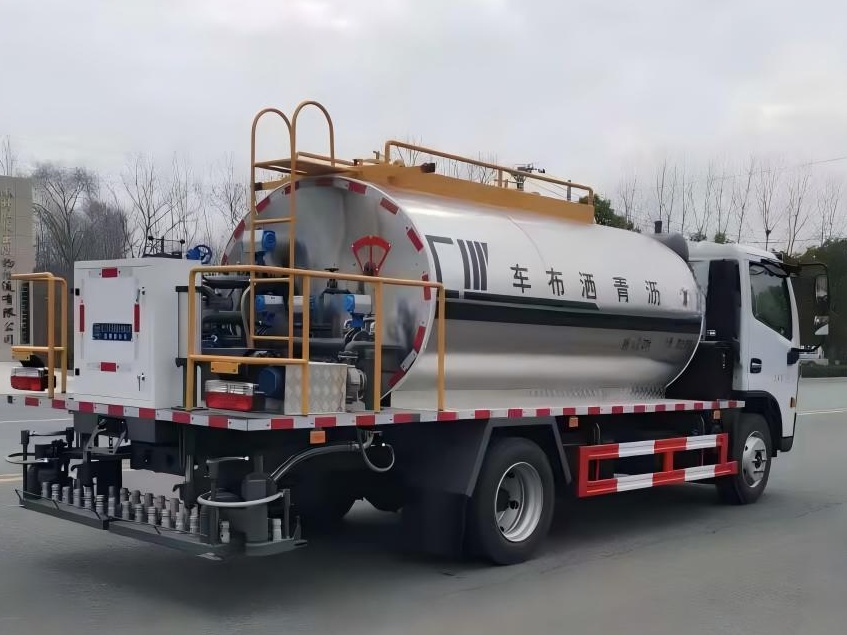 7-Cubic-Meter Asphalt distributor truck 5