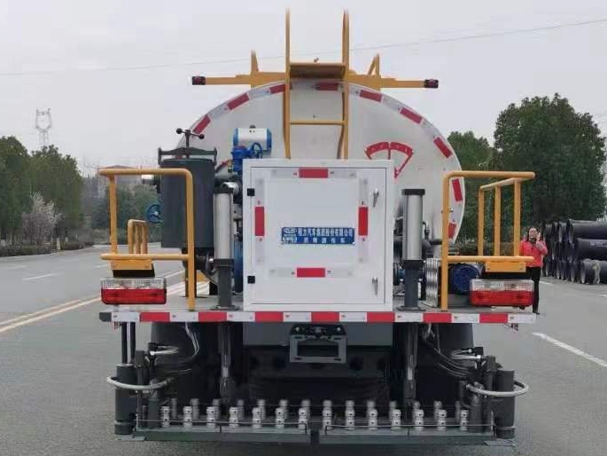 7-Cubic-Meter Asphalt distributor truck 6