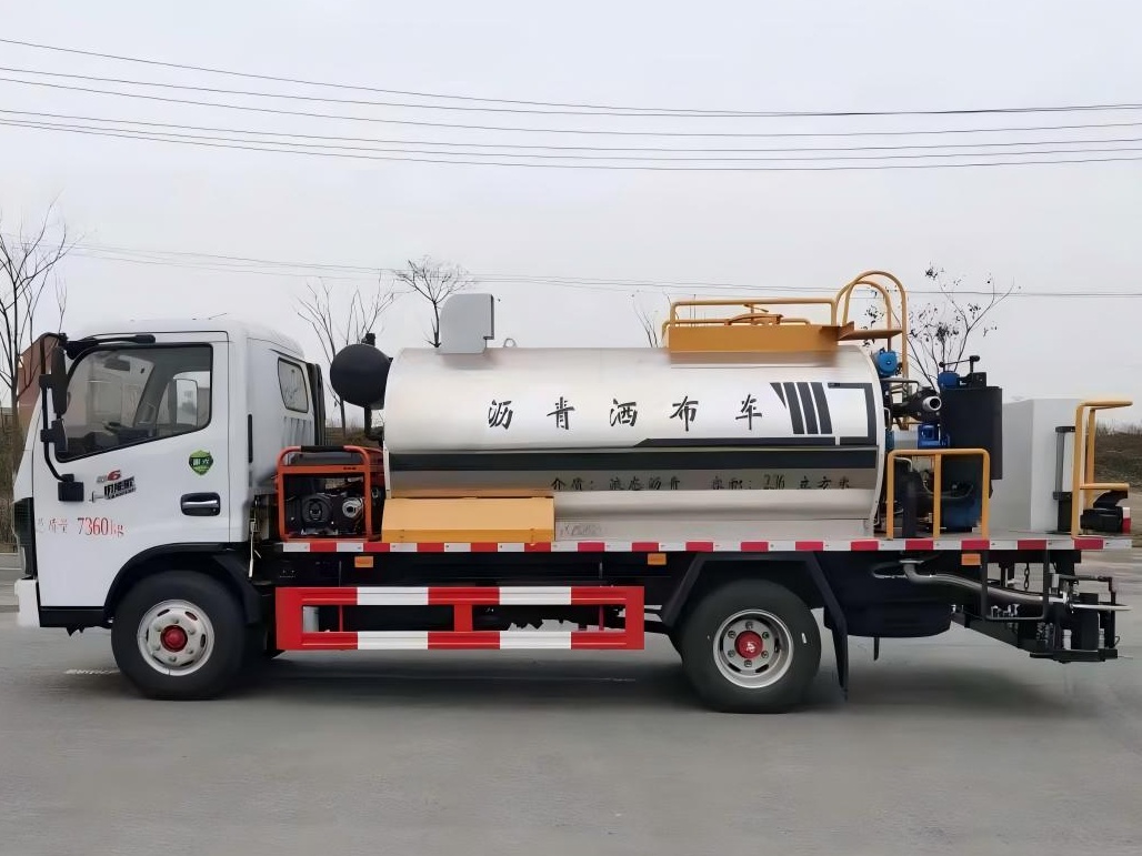 4-Cubic-Meter Asphalt distributor truck 2