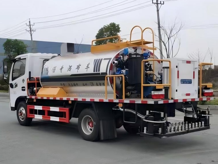 4-Cubic-Meter Asphalt distributor truck 4