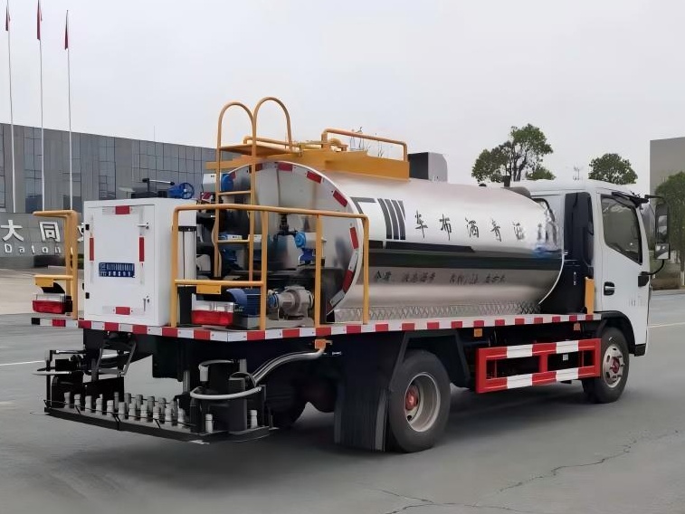 4-Cubic-Meter Asphalt distributor truck 5