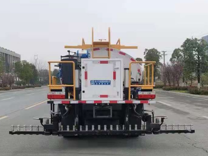 4-Cubic-Meter Asphalt distributor truck 6