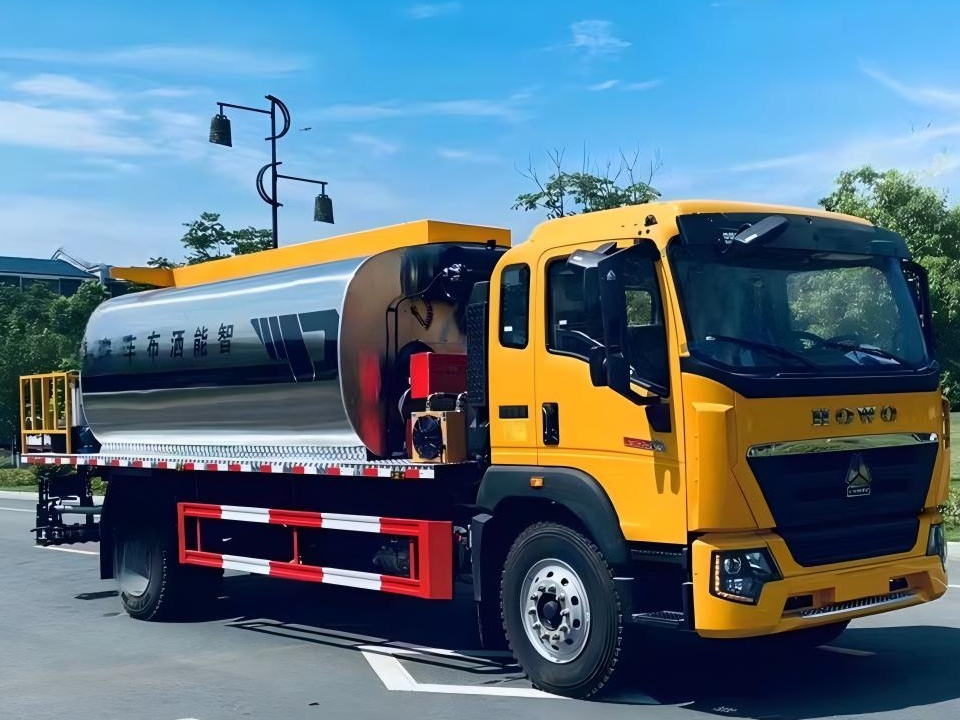 13-Cubic-Meter Asphalt distributor truck