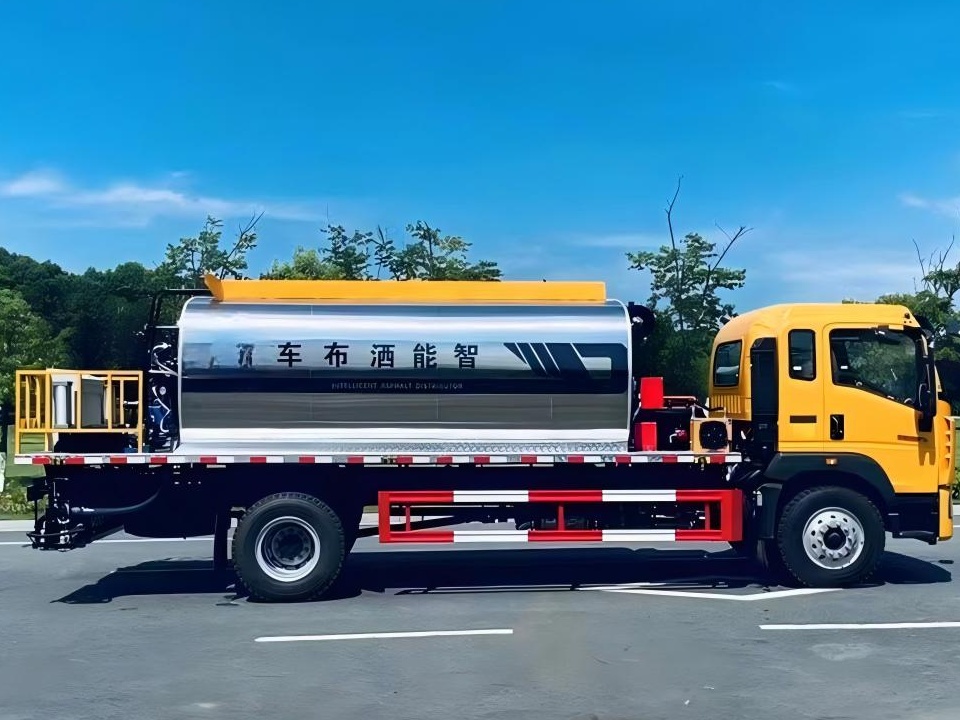 13-Cubic-Meter Asphalt distributor truck 2