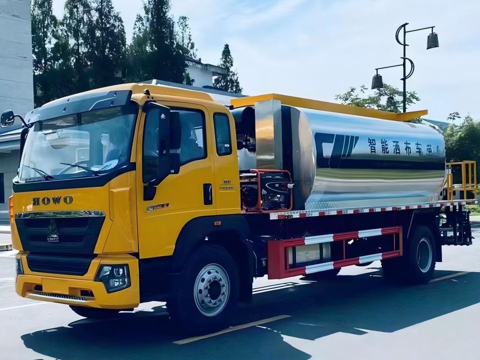 13-Cubic-Meter Asphalt distributor truck 3