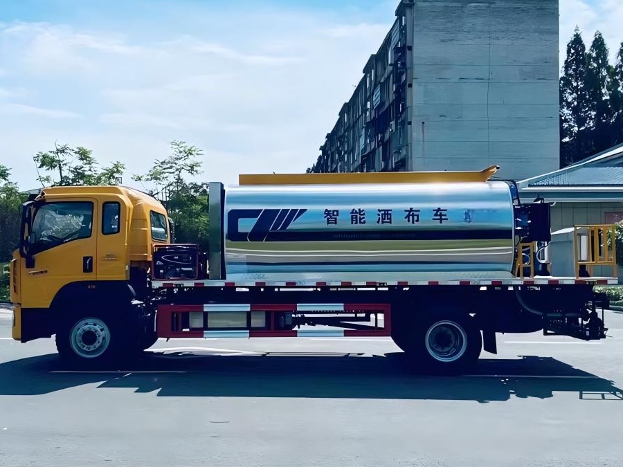 13-Cubic-Meter Asphalt distributor truck 4