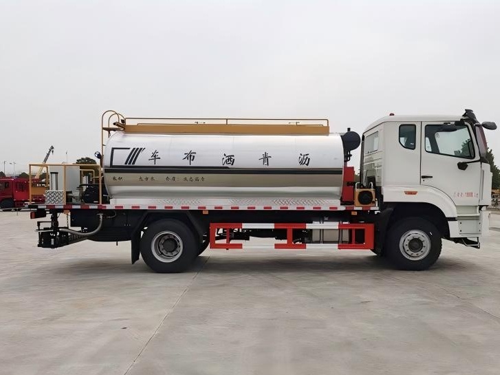 10-12-Cubic-Meter Asphalt distributor truck 3