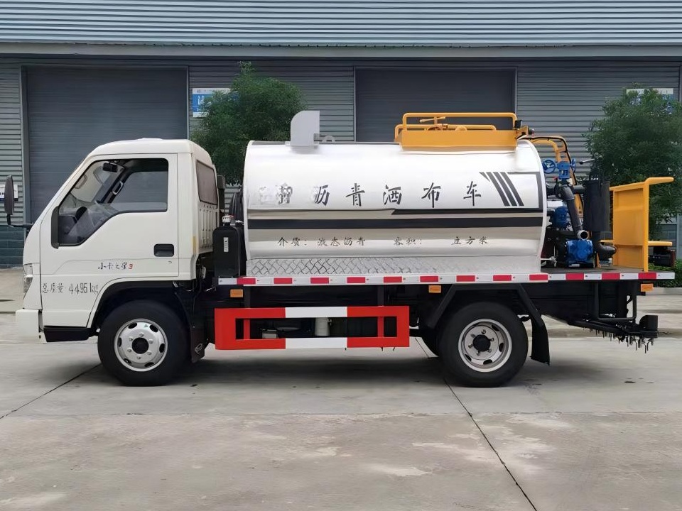 3-Cubic-Meter Asphalt distributor truck 2