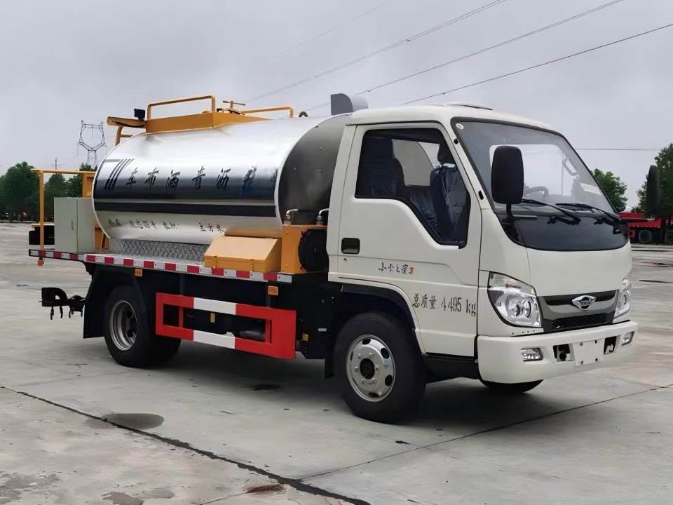 3-Cubic-Meter Asphalt distributor truck 3