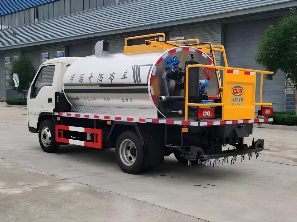 3-Cubic-Meter Asphalt distributor truck 4