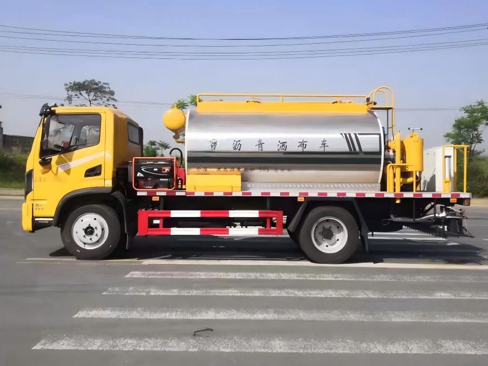 6-Cubic-Meter Asphalt distributor truck 2