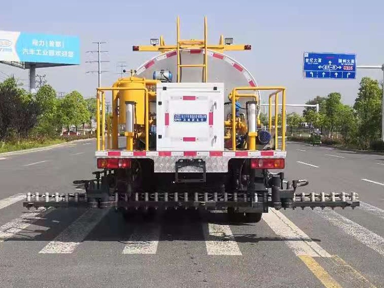 6-Cubic-Meter Asphalt distributor truck 4
