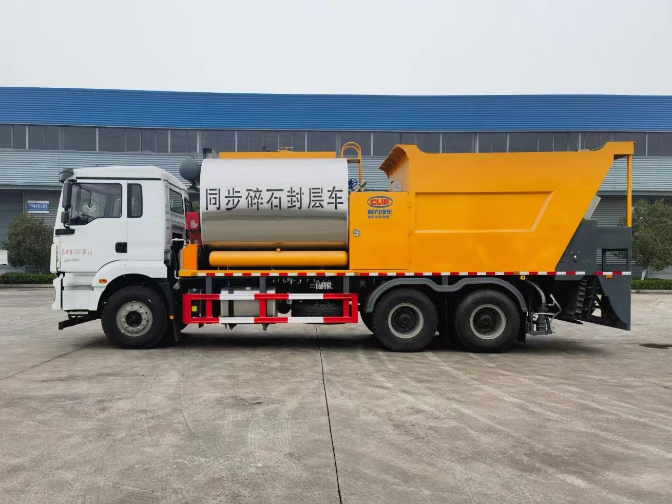 LQ-2 sphalt-on-gravel synchronous seal coat truck 2