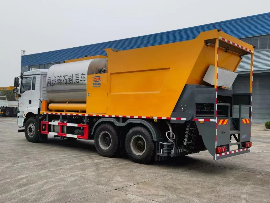 LQ-2 sphalt-on-gravel synchronous seal coat truck 3