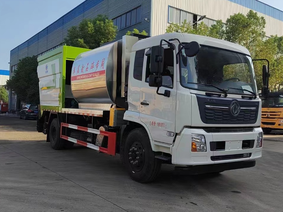 LQ-3 sphalt-on-gravel synchronous seal coat truck