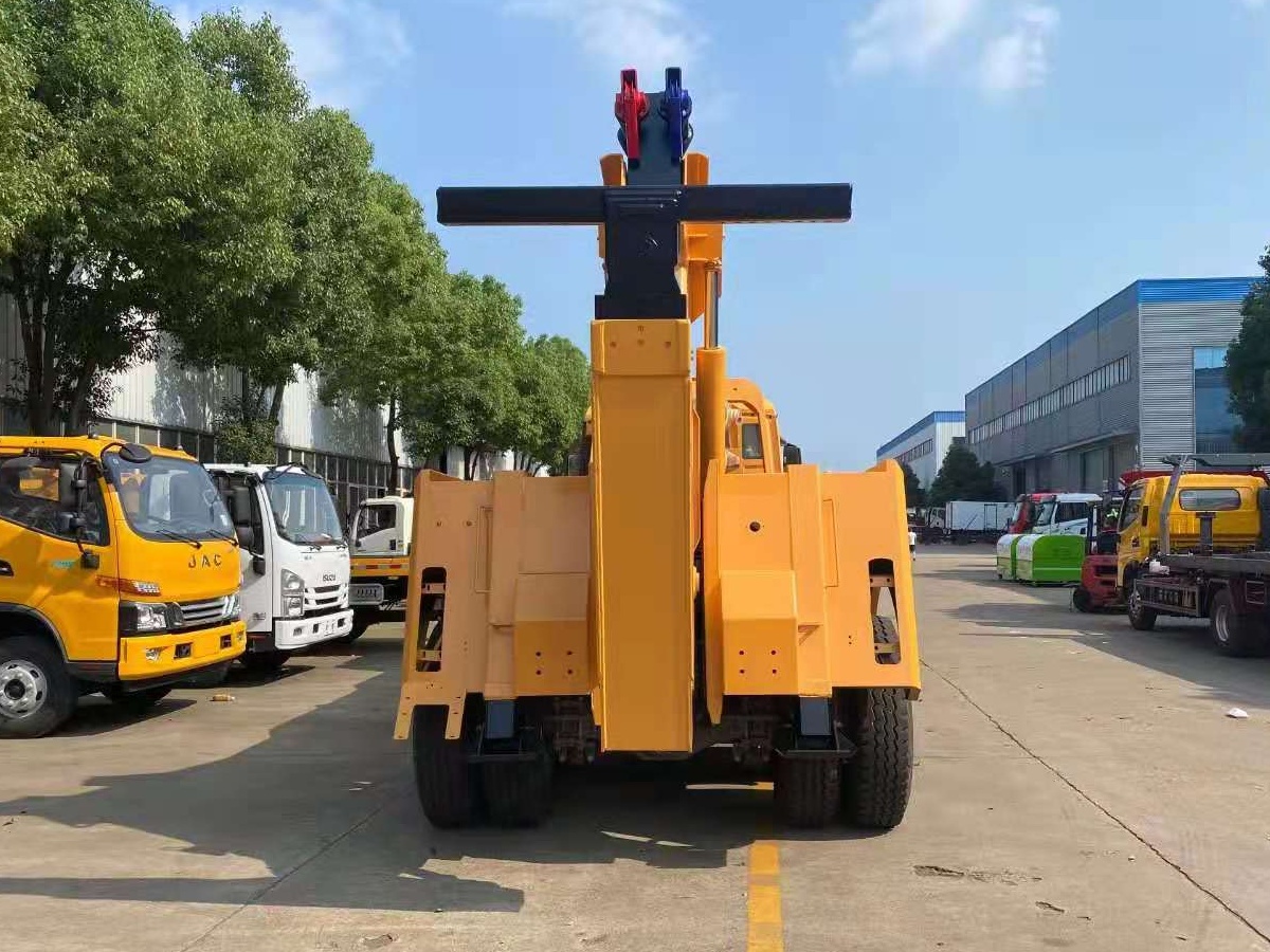 Rear dual-bridge tow and drag integrated clearing vehicle 4