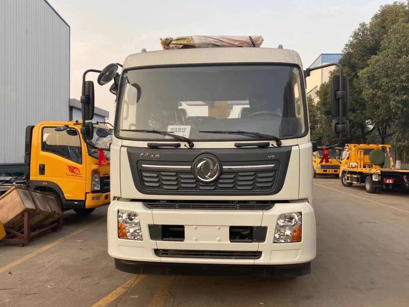 Rescue vehicle equipped with a hook 2