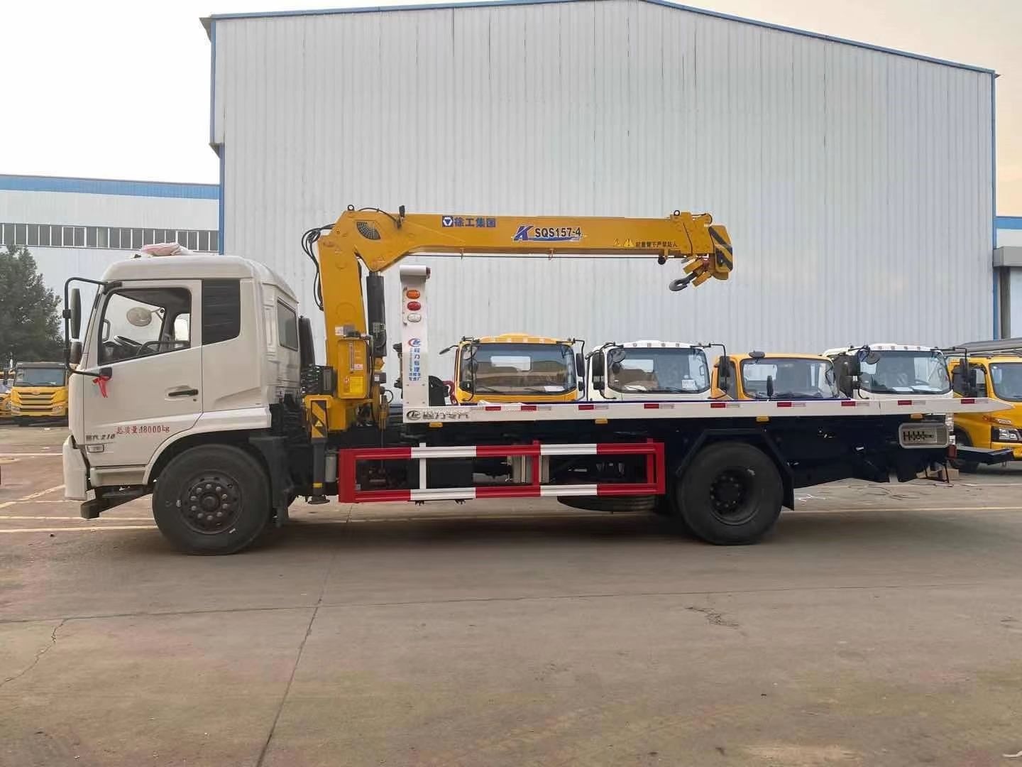 Rescue vehicle equipped with a hook 3