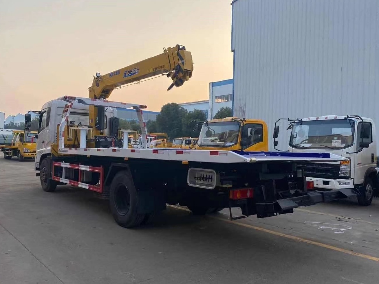 Rescue vehicle equipped with a hook 4