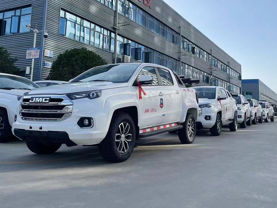 Pick-up-style rescue vehicle 3