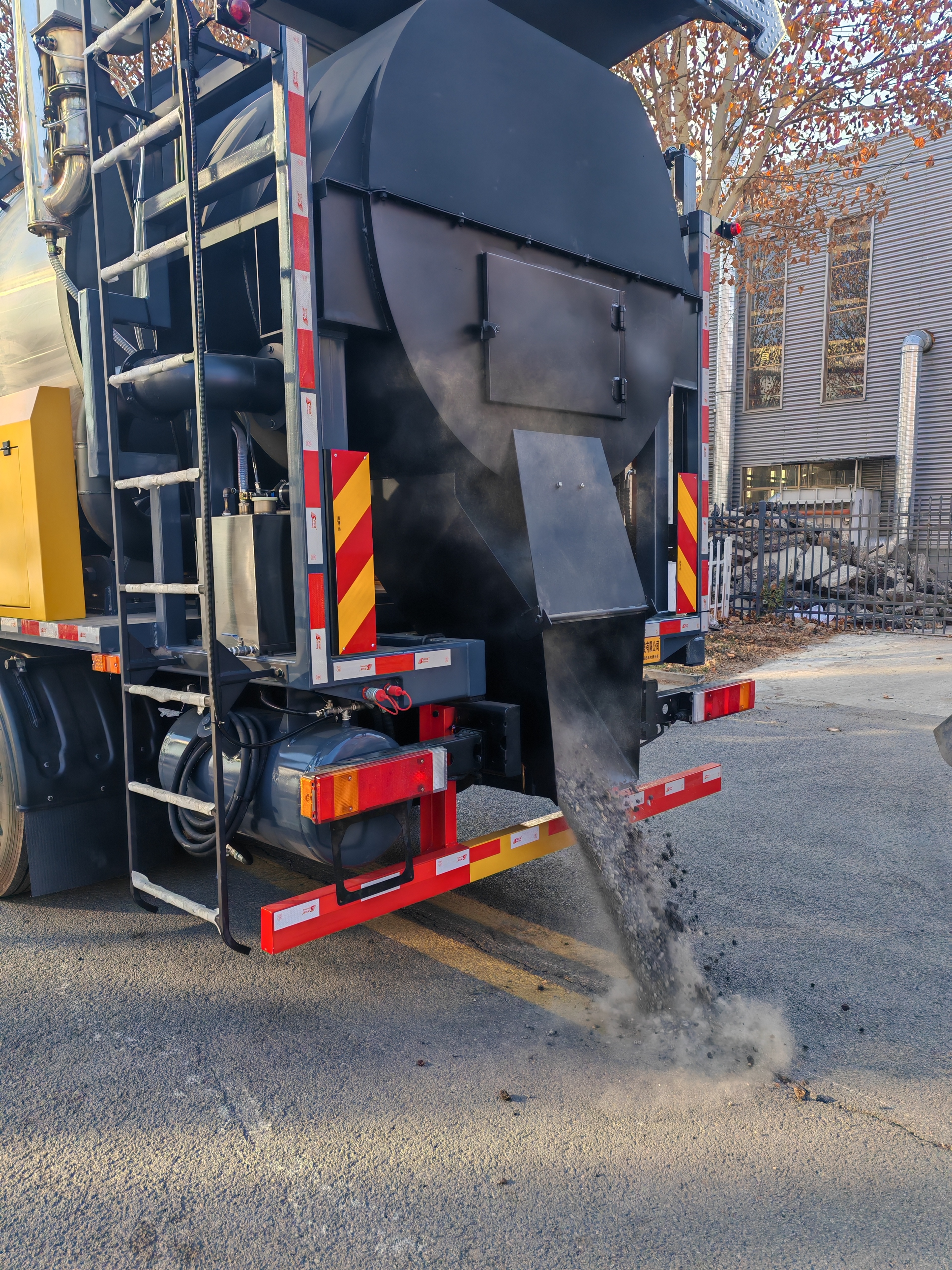 SYL5187TXB6 Drum-Type Asphalt Pavement Hot Recycling and Repair Vehicle 6