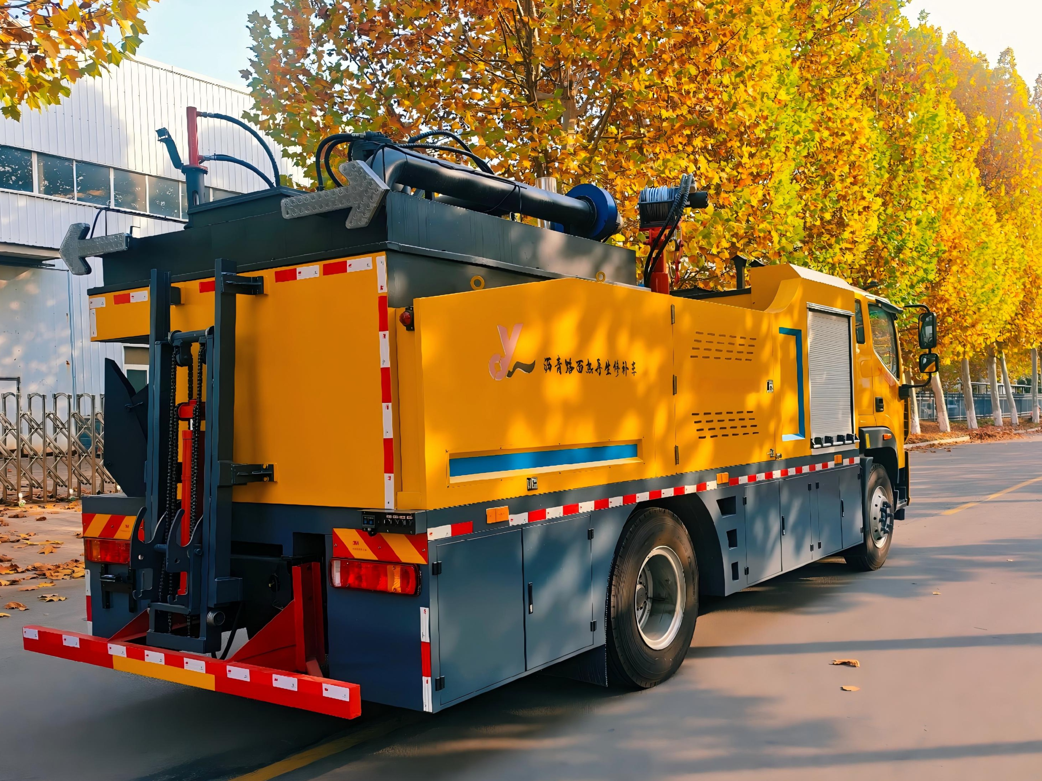 SYL5181TXB6 Single-Drum Asphalt Pavement Hot Recycling and Repair Machine 4