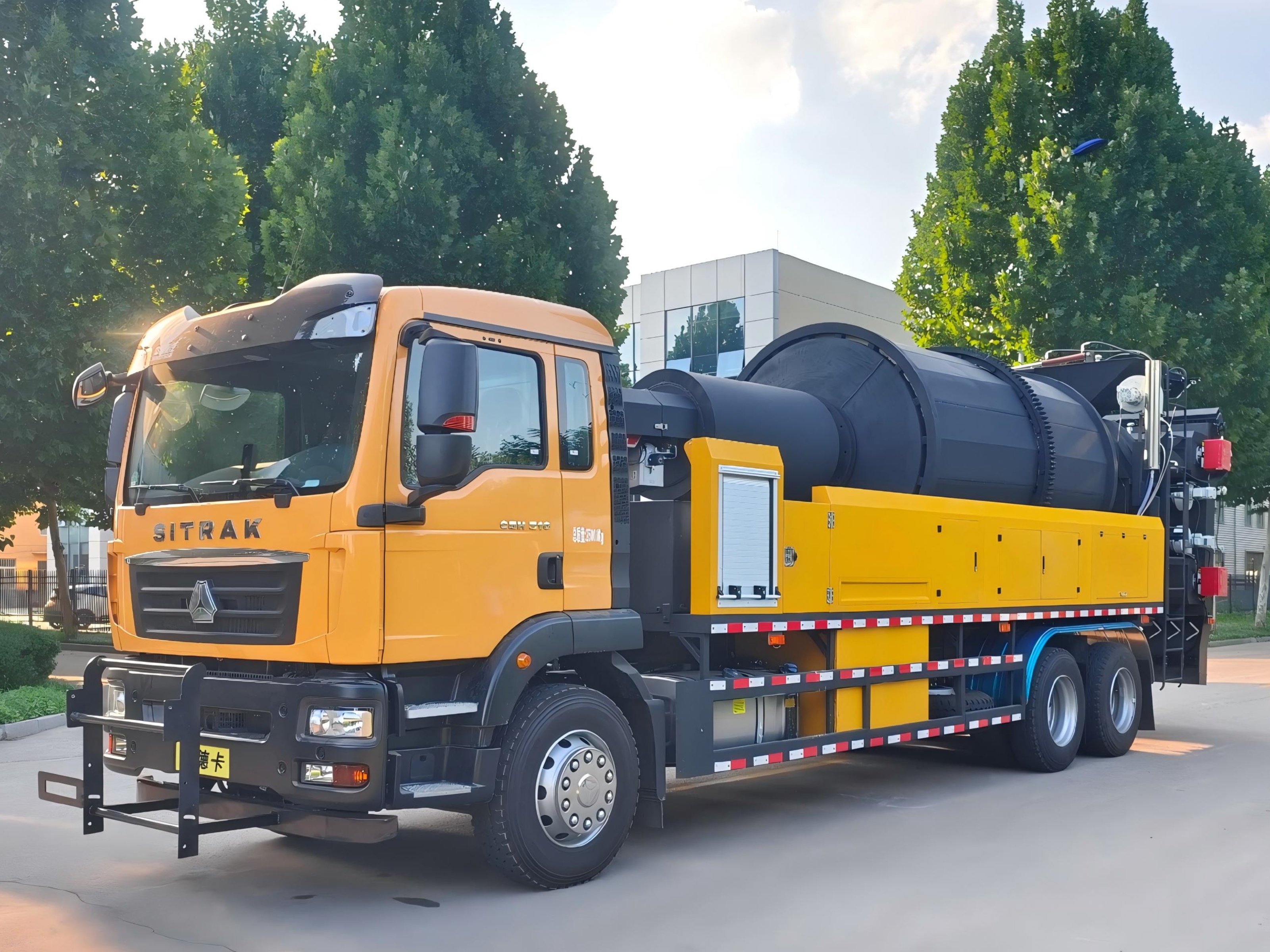 SYL5251TXB6 Asphalt Hot Recycling and Repair Vehicle Equipped with a Heating Wall