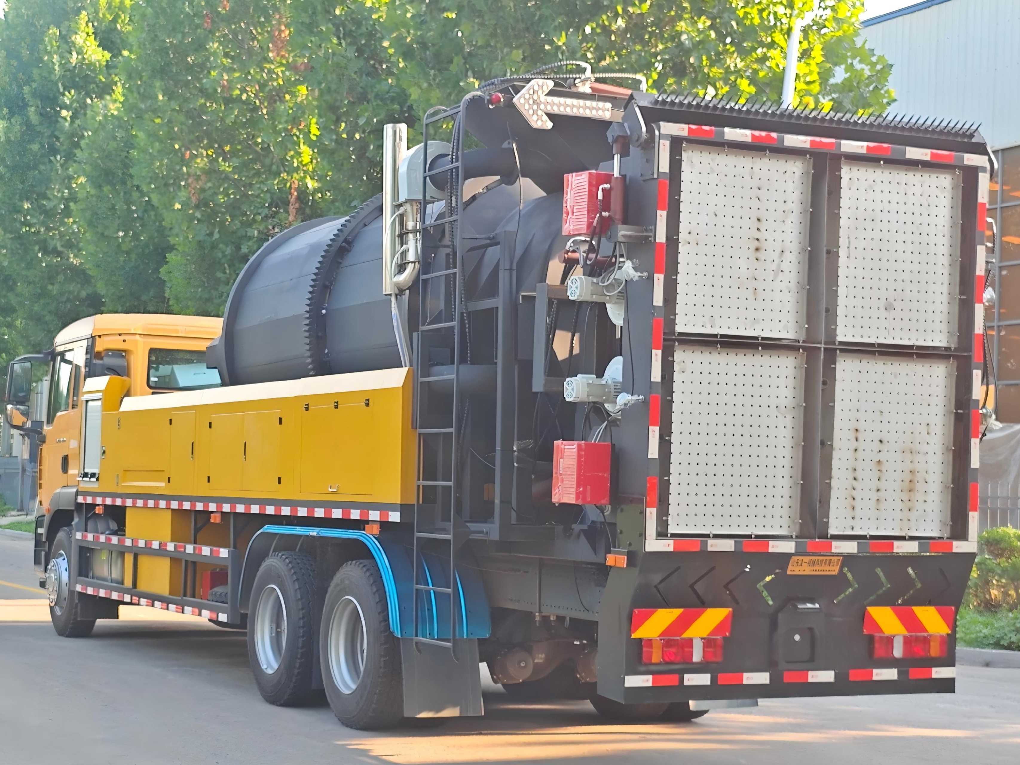 SYL5251TXB6 Asphalt Hot Recycling and Repair Vehicle Equipped with a Heating Wall 4