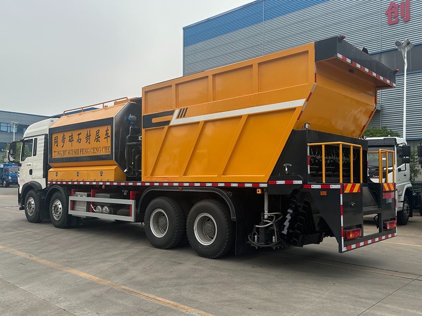 QS5310TFC6BLS sphalt-on-gravel synchronous seal coat truck 3